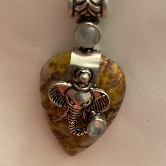 🐘🐘 New Elephant In Natural stones; Coconut jasper & opalite Pendent - Picture 9 of 10